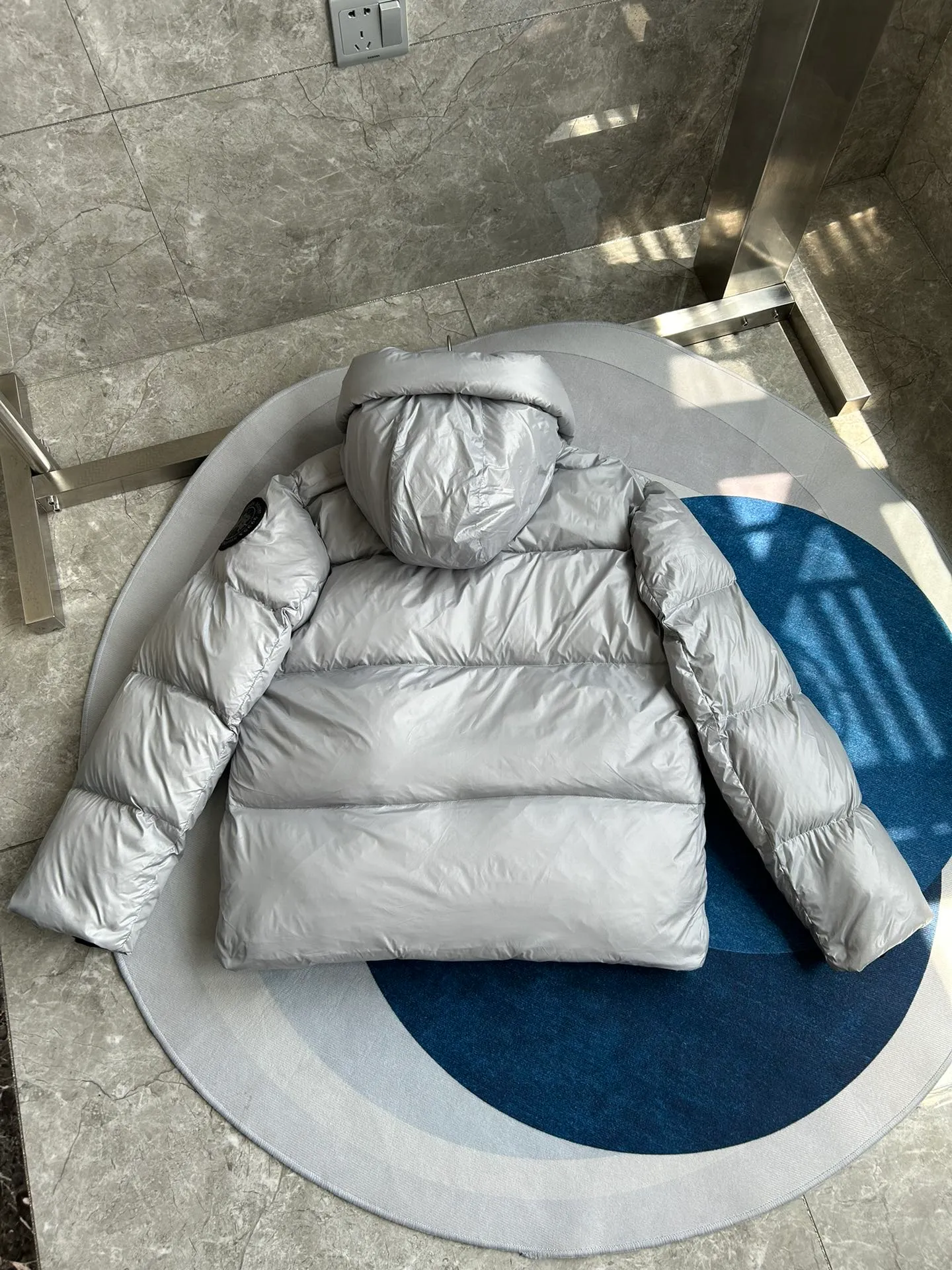 P820 ​​Gray Black Label Style No.: Y111 𝘾𝘼𝙉𝘼𝘿𝘼 𝙂𝙊𝙊𝙎𝙀/Canada Goose 2023 Limited New Crofton Puff Down Jacket Pure Guangzhou Inspection 80 White Duck Down Filling‼  Top version, ceiling level‼ Crofton soft bread, the latest style in 2023, has a cold protection effect of up to level 4. It is made of recycled Feather-Light tear-resistant fabric. It is ultra-light and has no weight on the upper body at all! The unique black label highlights your temperament‼  Canada Goose, a Canadian brand, has always been recognized as the warmest down jacket. Various Instagram celebrities, Internet celebrities, and celebrities often wear it for street photos. I do Canada Goose every year, but I still can’t get rid of my love for the geese. No matter how cold the winter is, there is no need to be afraid, because there are geese! Filled with 80% white duck down, Canada Goose is the legendary warmest down jacket and is known as a must-have for Arctic outdoor sports! The most popular down jacket in the world, celebrities are rushing to buy it, it is a must-have! Same style for men and women Size: S~XXL